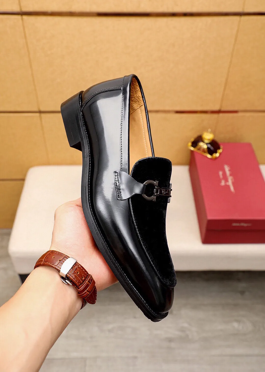 Men's shoes 💰460 💐 Product trademark: Ferragamo "Ferragamo" casual leather shoes Regular size: 38-44 (45.46.47🉑️Customized) Product materials: Selected imported top-layer high mercerized calfskin upper + luxury hardware buckle, imported water-dyed cow leather lining. Strong three-dimensional visual effect, rubber outsole Color: 2⃣️colors available